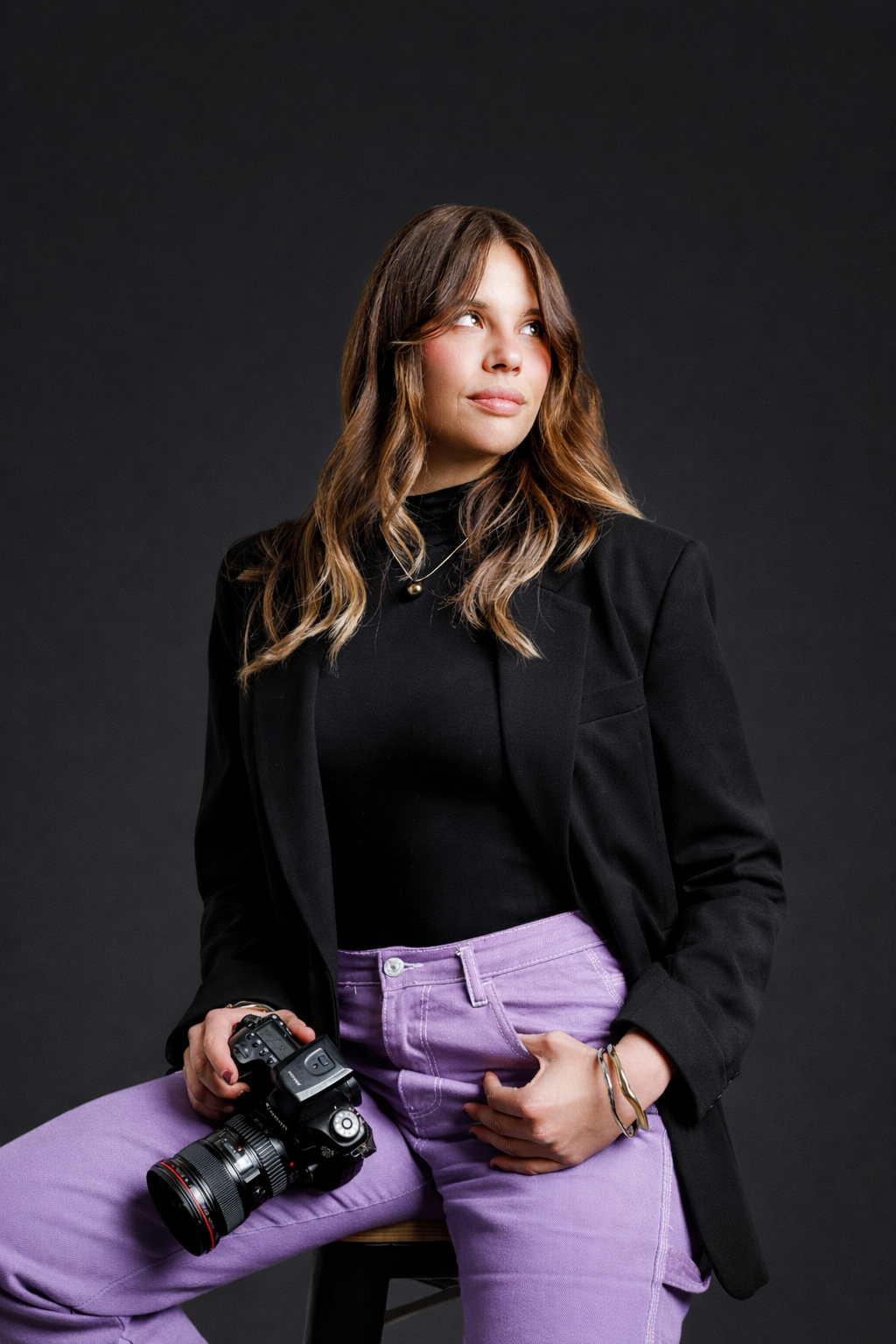 Roberta Marciello, founder e creative director di Wondher Production, con fotocamera professionale.